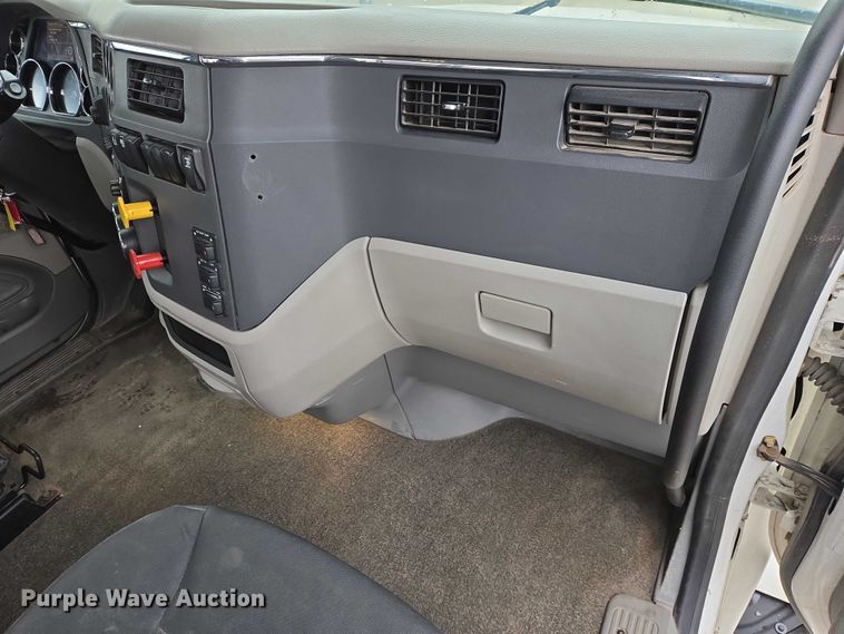 image for item EB1388 2019 Peterbilt 579 semi truck