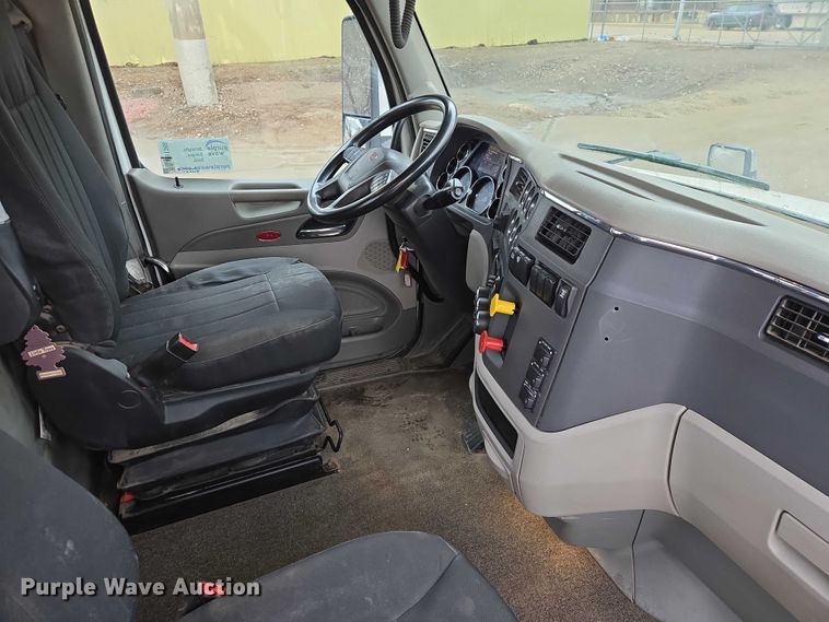 image for item EB1388 2019 Peterbilt 579 semi truck