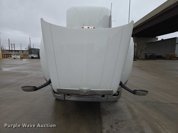 image for item EB1388 2019 Peterbilt 579 semi truck