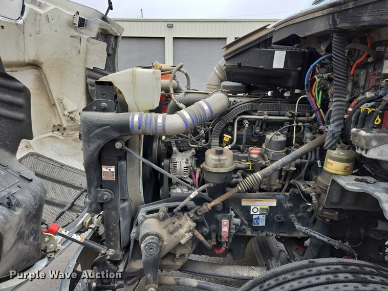 image for item EB1388 2019 Peterbilt 579 semi truck