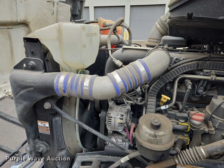 image for item EB1388 2019 Peterbilt 579 semi truck