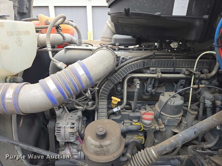 image for item EB1388 2019 Peterbilt 579 semi truck