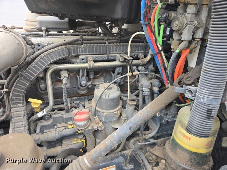 image for item EB1388 2019 Peterbilt 579 semi truck