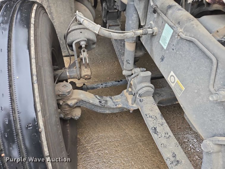 image for item EB1388 2019 Peterbilt 579 semi truck