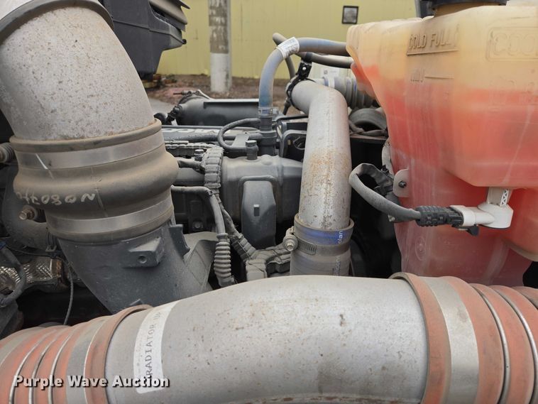 image for item EB1388 2019 Peterbilt 579 semi truck