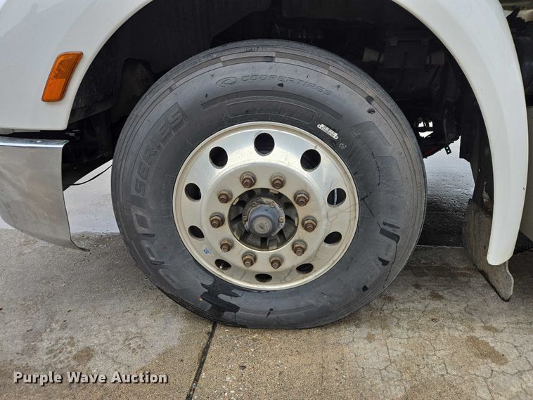 image for item EB1388 2019 Peterbilt 579 semi truck