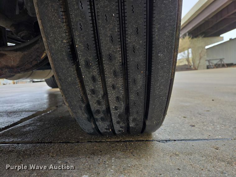 image for item EB1388 2019 Peterbilt 579 semi truck