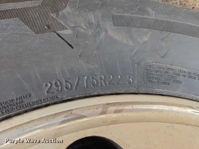 image for item EB1388 2019 Peterbilt 579 semi truck