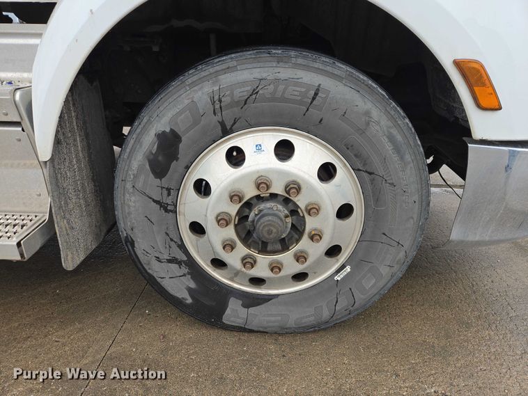 image for item EB1388 2019 Peterbilt 579 semi truck