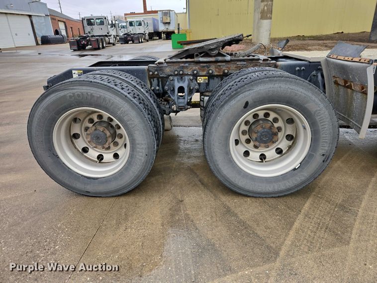 image for item EB1388 2019 Peterbilt 579 semi truck