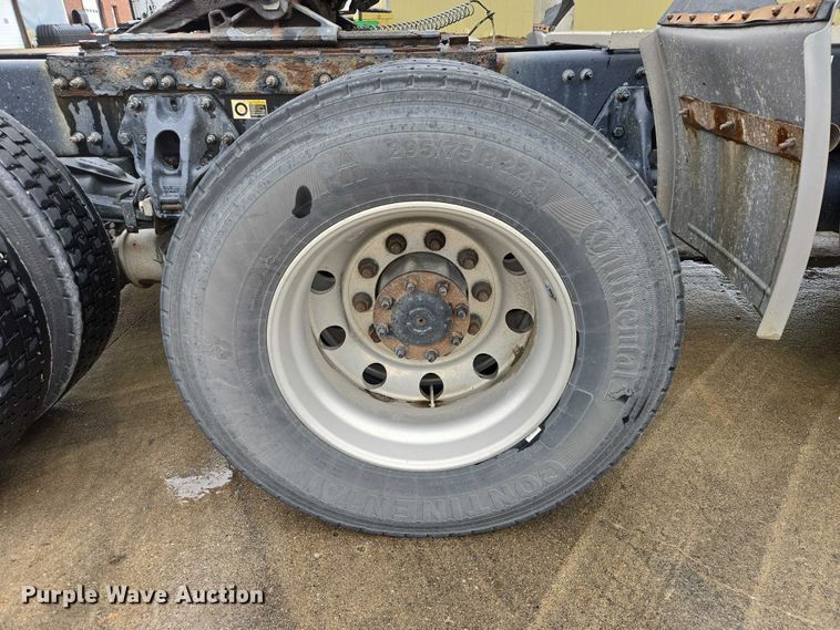 image for item EB1388 2019 Peterbilt 579 semi truck