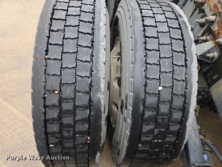 image for item EB1388 2019 Peterbilt 579 semi truck