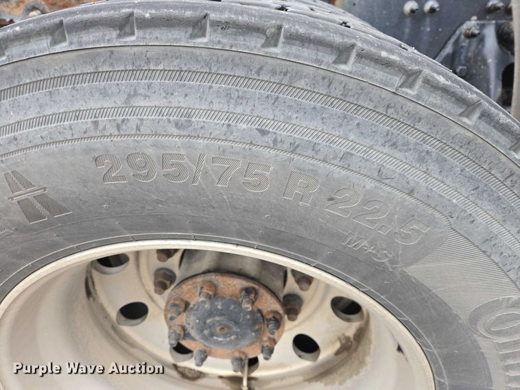 image for item EB1388 2019 Peterbilt 579 semi truck