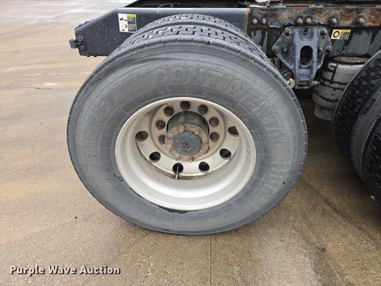 image for item EB1388 2019 Peterbilt 579 semi truck