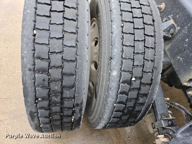 image for item EB1388 2019 Peterbilt 579 semi truck