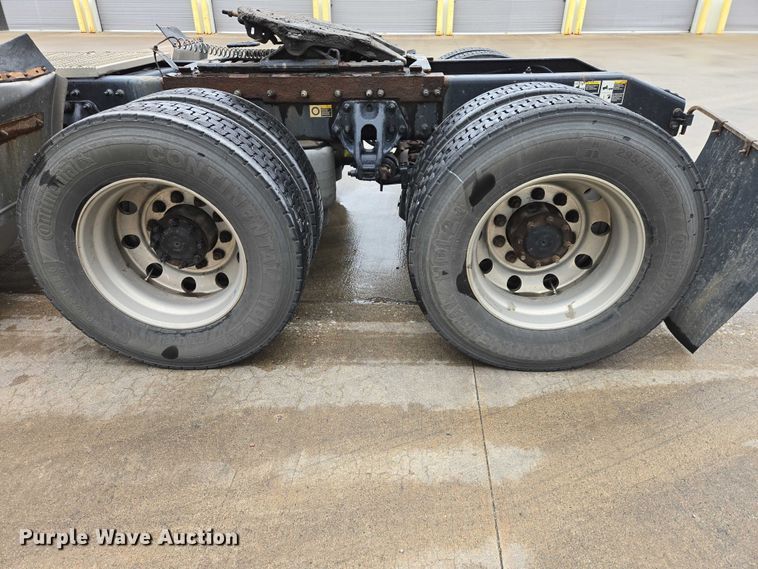 image for item EB1388 2019 Peterbilt 579 semi truck