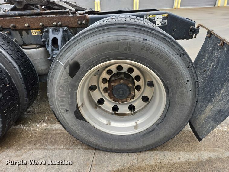 image for item EB1388 2019 Peterbilt 579 semi truck