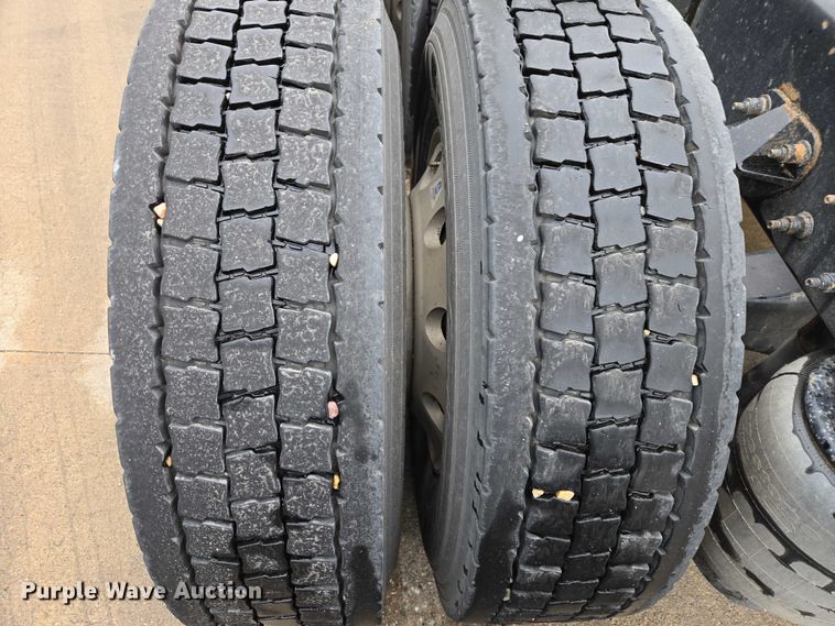 image for item EB1388 2019 Peterbilt 579 semi truck