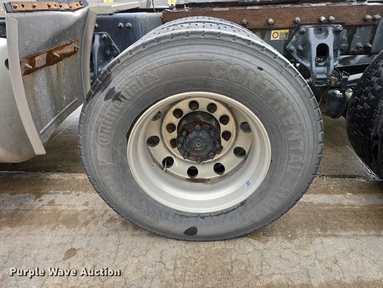 image for item EB1388 2019 Peterbilt 579 semi truck