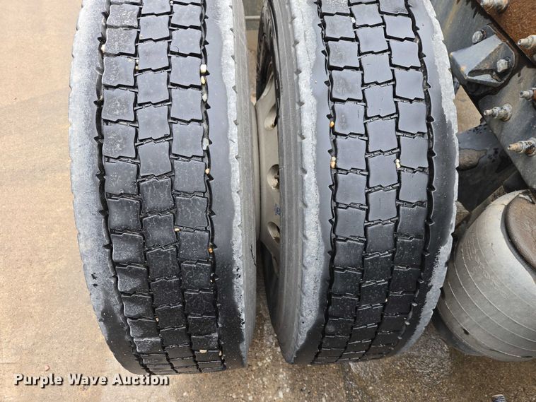 image for item EB1388 2019 Peterbilt 579 semi truck