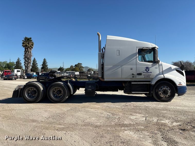 image for item EC8332 2019 Volvo VNR semi truck