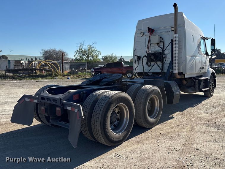 image for item EC8332 2019 Volvo VNR semi truck