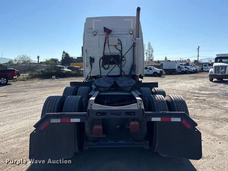 image for item EC8332 2019 Volvo VNR semi truck