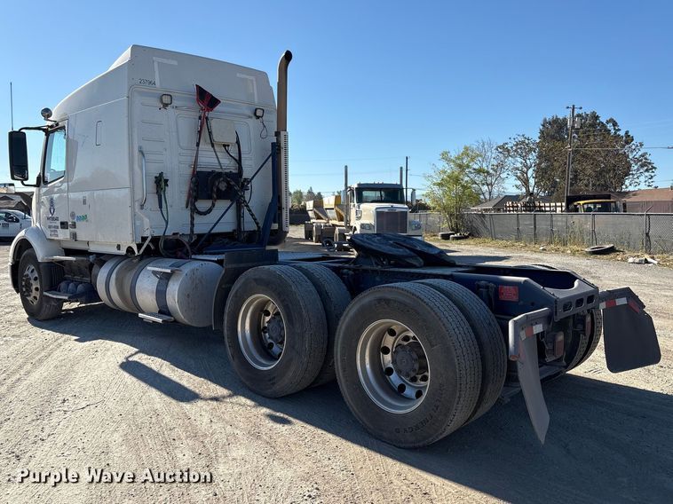 image for item EC8332 2019 Volvo VNR semi truck