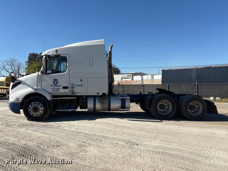 image for item EC8332 2019 Volvo VNR semi truck