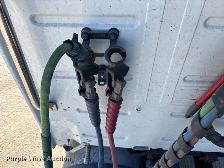 image for item EC8332 2019 Volvo VNR semi truck