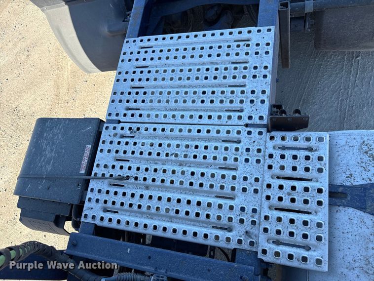 image for item EC8332 2019 Volvo VNR semi truck