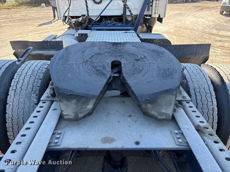 image for item EC8332 2019 Volvo VNR semi truck