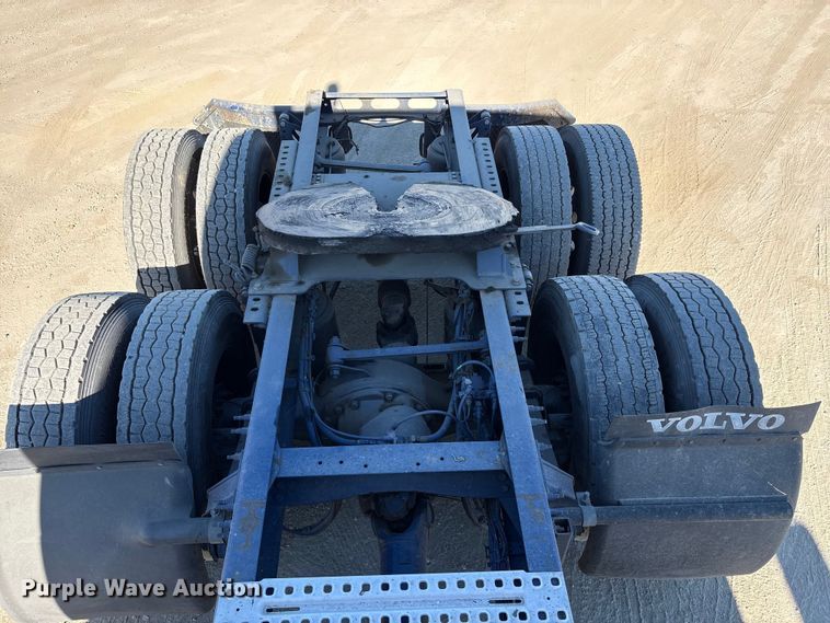 image for item EC8332 2019 Volvo VNR semi truck