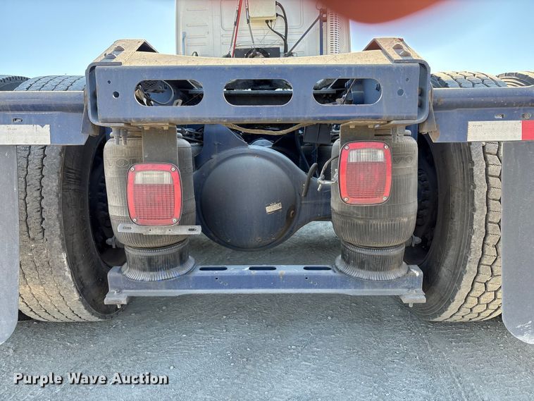 image for item EC8332 2019 Volvo VNR semi truck