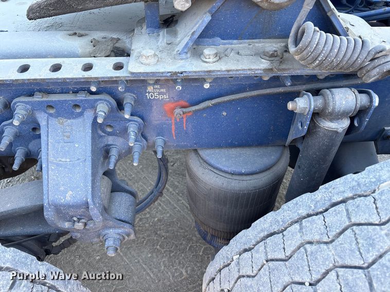 image for item EC8332 2019 Volvo VNR semi truck