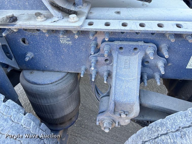 image for item EC8332 2019 Volvo VNR semi truck