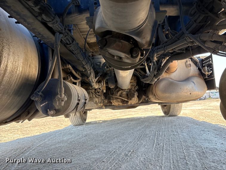 image for item EC8332 2019 Volvo VNR semi truck