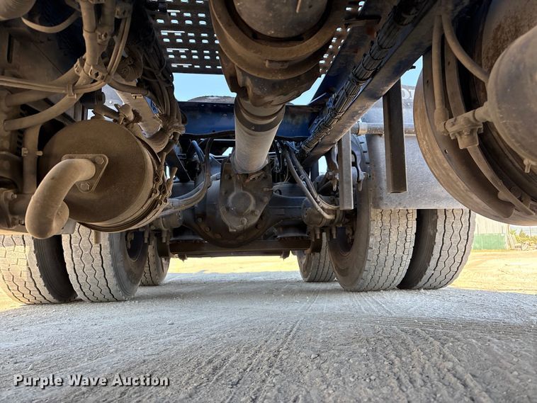 image for item EC8332 2019 Volvo VNR semi truck