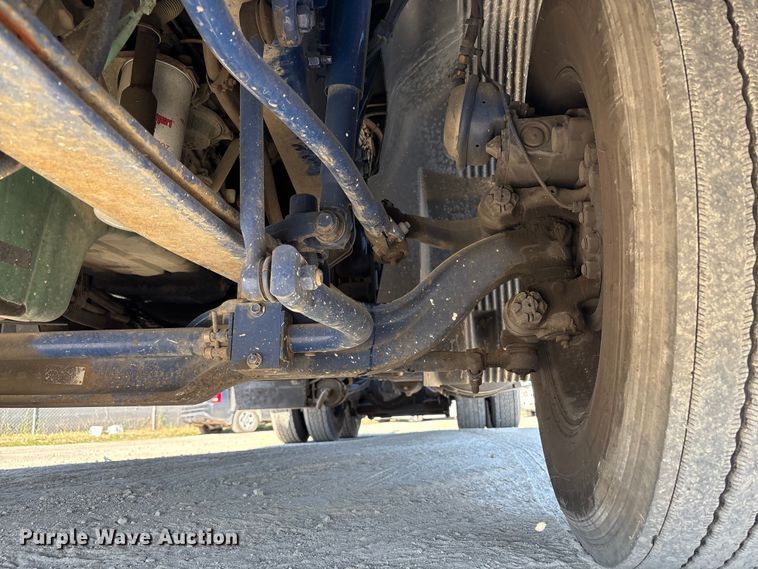 image for item EC8332 2019 Volvo VNR semi truck