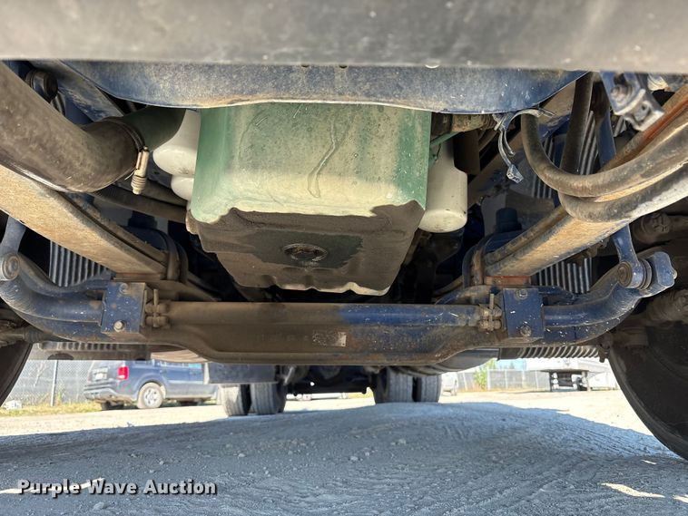 image for item EC8332 2019 Volvo VNR semi truck