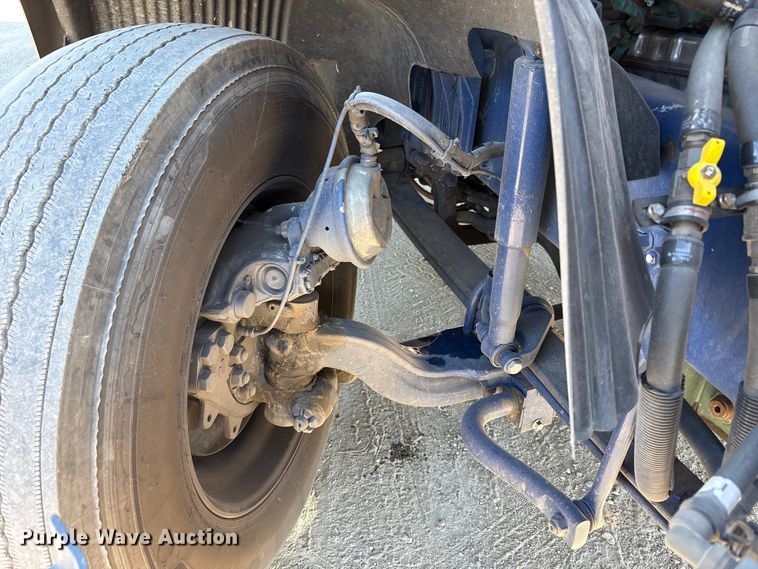 image for item EC8332 2019 Volvo VNR semi truck