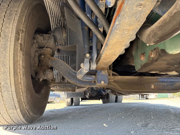 image for item EC8332 2019 Volvo VNR semi truck