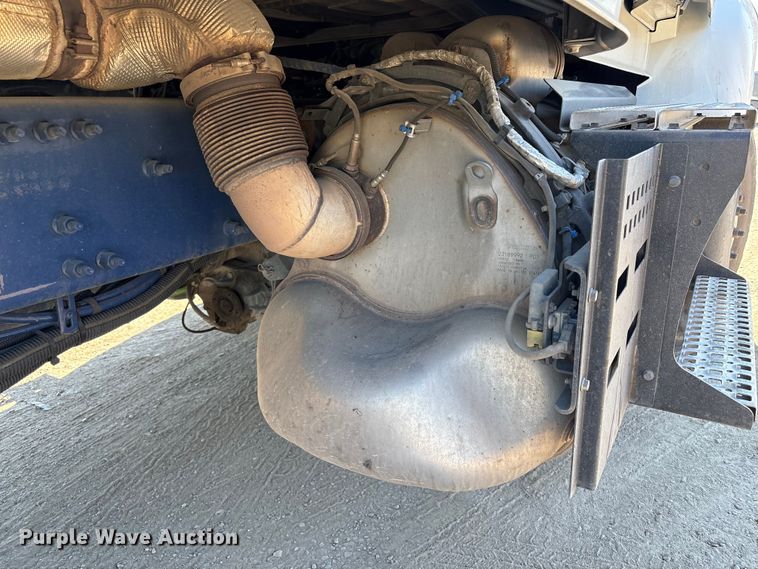 image for item EC8332 2019 Volvo VNR semi truck