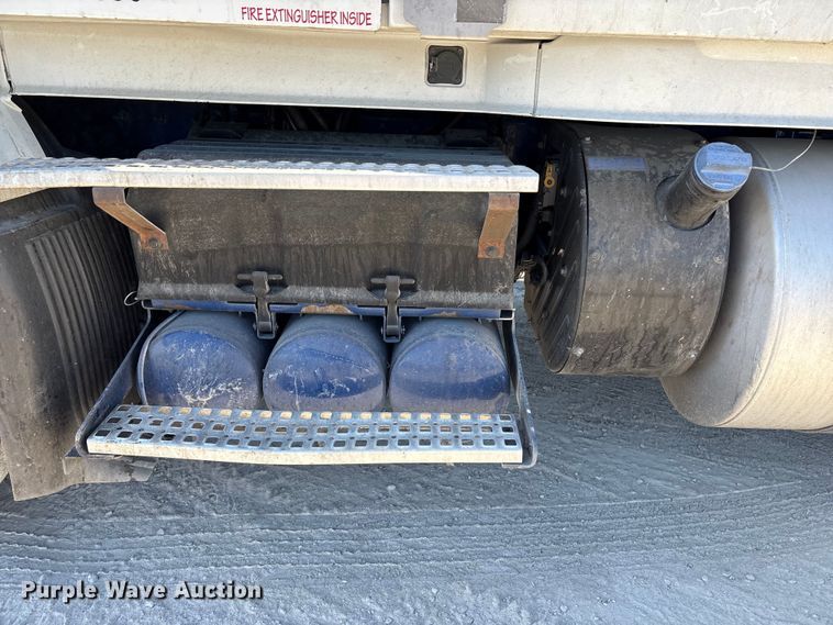 image for item EC8332 2019 Volvo VNR semi truck