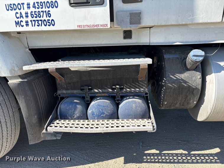 image for item EC8332 2019 Volvo VNR semi truck