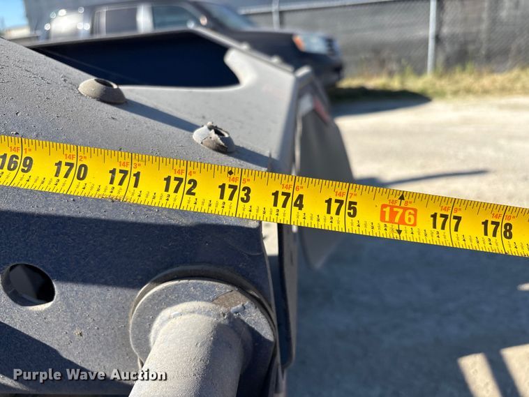 image for item EC8332 2019 Volvo VNR semi truck