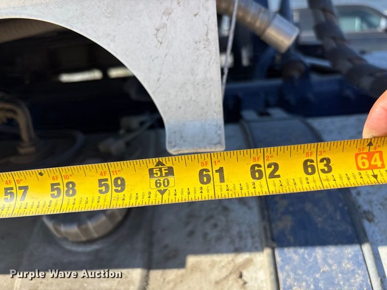 image for item EC8332 2019 Volvo VNR semi truck