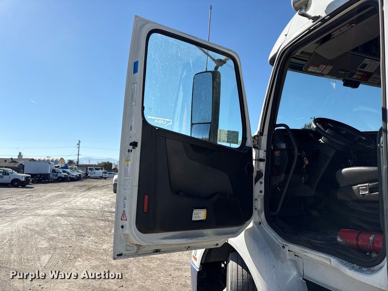 image for item EC8332 2019 Volvo VNR semi truck