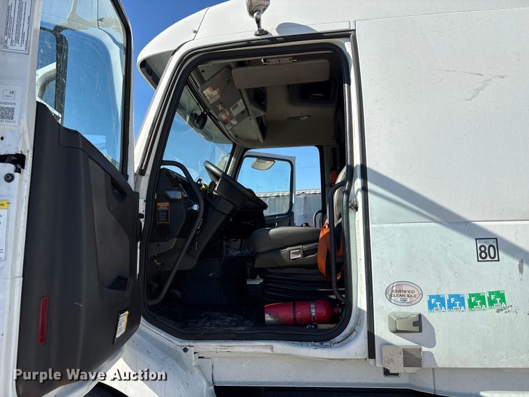 image for item EC8332 2019 Volvo VNR semi truck