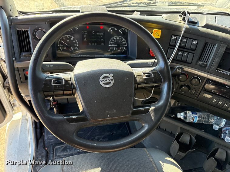 image for item EC8332 2019 Volvo VNR semi truck